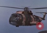 Standbild CH-3E-Hubschrauber tragen Fallschirmjäger Vietnam, 1962, aus Sekunde 56 historischem Filmmaterial Videoclip 65675075613