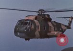 Standbild CH-3E-Hubschrauber tragen Fallschirmjäger Vietnam, 1962, aus Sekunde 57 historischem Filmmaterial Videoclip 65675075613