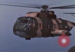 Standbild CH-3E-Hubschrauber tragen Fallschirmjäger Vietnam, 1962, aus Sekunde 61 historischem Filmmaterial Videoclip 65675075613
