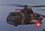 Standbild CH-3E-Hubschrauber tragen Fallschirmjäger Vietnam, 1962, aus Sekunde 62 historischem Filmmaterial Videoclip 65675075613