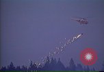 Image hélicoptère de lutte incendie California United States USA, 1987, de la seconde 14 séquences d'archives historiques vidéo 65675075625