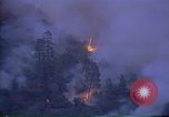 Image hélicoptère de lutte incendie California United States USA, 1987, de la seconde 36 séquences d'archives historiques vidéo 65675075625