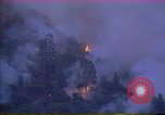 Image hélicoptère de lutte incendie California United States USA, 1987, de la seconde 37 séquences d'archives historiques vidéo 65675075625