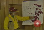 Immagine di Briefing da pompiere California United States USA, 1987, secondo 26 filmato di repertorio 65675075626
