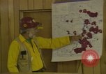Immagine di Briefing da pompiere California United States USA, 1987, secondo 27 filmato di repertorio 65675075626