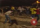 Immagine di Vigili del fuoco prendendo una pausa California United States USA, 1987, secondo 7 filmato di repertorio 65675075627