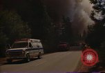 Image les pompiers s'échapper des flammes California United States USA, 1987, de la seconde 26 séquences d'archives historiques vidéo 65675075630