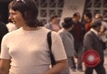 Image les visiteurs de se promener dans le Parc olympique Munich Allemagne, 1972, de la seconde 3 séquences d'archives historiques vidéo 65675075653