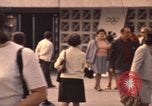 Image les visiteurs de se promener dans le Parc olympique Munich Allemagne, 1972, de la seconde 4 séquences d'archives historiques vidéo 65675075653