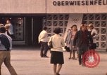Image les visiteurs de se promener dans le Parc olympique Munich Allemagne, 1972, de la seconde 5 séquences d'archives historiques vidéo 65675075653