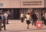 Image les visiteurs de se promener dans le Parc olympique Munich Allemagne, 1972, de la seconde 6 séquences d'archives historiques vidéo 65675075653