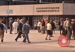 Image les visiteurs de se promener dans le Parc olympique Munich Allemagne, 1972, de la seconde 7 séquences d'archives historiques vidéo 65675075653