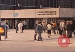 Image les visiteurs de se promener dans le Parc olympique Munich Allemagne, 1972, de la seconde 8 séquences d'archives historiques vidéo 65675075653