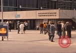 Image les visiteurs de se promener dans le Parc olympique Munich Allemagne, 1972, de la seconde 9 séquences d'archives historiques vidéo 65675075653