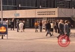 Image les visiteurs de se promener dans le Parc olympique Munich Allemagne, 1972, de la seconde 10 séquences d'archives historiques vidéo 65675075653