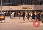 Image les visiteurs de se promener dans le Parc olympique Munich Allemagne, 1972, de la seconde 11 séquences d'archives historiques vidéo 65675075653