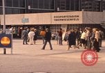 Image les visiteurs de se promener dans le Parc olympique Munich Allemagne, 1972, de la seconde 12 séquences d'archives historiques vidéo 65675075653
