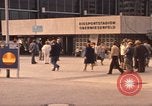 Image les visiteurs de se promener dans le Parc olympique Munich Allemagne, 1972, de la seconde 13 séquences d'archives historiques vidéo 65675075653