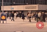 Image les visiteurs de se promener dans le Parc olympique Munich Allemagne, 1972, de la seconde 14 séquences d'archives historiques vidéo 65675075653