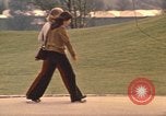 Image les visiteurs de se promener dans le Parc olympique Munich Allemagne, 1972, de la seconde 15 séquences d'archives historiques vidéo 65675075653