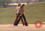 Image les visiteurs de se promener dans le Parc olympique Munich Allemagne, 1972, de la seconde 16 séquences d'archives historiques vidéo 65675075653