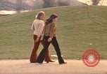 Image les visiteurs de se promener dans le Parc olympique Munich Allemagne, 1972, de la seconde 17 séquences d'archives historiques vidéo 65675075653