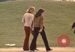 Image les visiteurs de se promener dans le Parc olympique Munich Allemagne, 1972, de la seconde 18 séquences d'archives historiques vidéo 65675075653
