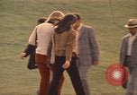 Image les visiteurs de se promener dans le Parc olympique Munich Allemagne, 1972, de la seconde 19 séquences d'archives historiques vidéo 65675075653