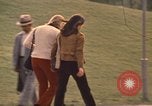 Image les visiteurs de se promener dans le Parc olympique Munich Allemagne, 1972, de la seconde 20 séquences d'archives historiques vidéo 65675075653
