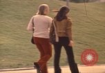 Image les visiteurs de se promener dans le Parc olympique Munich Allemagne, 1972, de la seconde 21 séquences d'archives historiques vidéo 65675075653