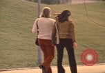Image les visiteurs de se promener dans le Parc olympique Munich Allemagne, 1972, de la seconde 22 séquences d'archives historiques vidéo 65675075653