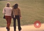 Image les visiteurs de se promener dans le Parc olympique Munich Allemagne, 1972, de la seconde 23 séquences d'archives historiques vidéo 65675075653