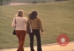 Image les visiteurs de se promener dans le Parc olympique Munich Allemagne, 1972, de la seconde 24 séquences d'archives historiques vidéo 65675075653