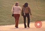 Image les visiteurs de se promener dans le Parc olympique Munich Allemagne, 1972, de la seconde 25 séquences d'archives historiques vidéo 65675075653