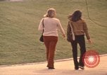 Image les visiteurs de se promener dans le Parc olympique Munich Allemagne, 1972, de la seconde 26 séquences d'archives historiques vidéo 65675075653