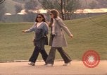 Image les visiteurs de se promener dans le Parc olympique Munich Allemagne, 1972, de la seconde 27 séquences d'archives historiques vidéo 65675075653