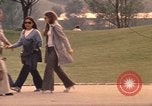 Image les visiteurs de se promener dans le Parc olympique Munich Allemagne, 1972, de la seconde 28 séquences d'archives historiques vidéo 65675075653