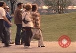 Image les visiteurs de se promener dans le Parc olympique Munich Allemagne, 1972, de la seconde 29 séquences d'archives historiques vidéo 65675075653