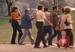 Image les visiteurs de se promener dans le Parc olympique Munich Allemagne, 1972, de la seconde 30 séquences d'archives historiques vidéo 65675075653