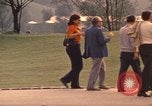Image les visiteurs de se promener dans le Parc olympique Munich Allemagne, 1972, de la seconde 31 séquences d'archives historiques vidéo 65675075653