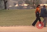 Image les visiteurs de se promener dans le Parc olympique Munich Allemagne, 1972, de la seconde 32 séquences d'archives historiques vidéo 65675075653