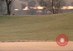 Image les visiteurs de se promener dans le Parc olympique Munich Allemagne, 1972, de la seconde 33 séquences d'archives historiques vidéo 65675075653