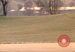 Image les visiteurs de se promener dans le Parc olympique Munich Allemagne, 1972, de la seconde 34 séquences d'archives historiques vidéo 65675075653