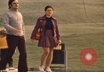 Image les visiteurs de se promener dans le Parc olympique Munich Allemagne, 1972, de la seconde 35 séquences d'archives historiques vidéo 65675075653