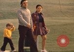 Image les visiteurs de se promener dans le Parc olympique Munich Allemagne, 1972, de la seconde 36 séquences d'archives historiques vidéo 65675075653