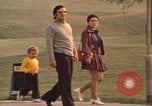 Image les visiteurs de se promener dans le Parc olympique Munich Allemagne, 1972, de la seconde 37 séquences d'archives historiques vidéo 65675075653