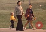 Image les visiteurs de se promener dans le Parc olympique Munich Allemagne, 1972, de la seconde 38 séquences d'archives historiques vidéo 65675075653