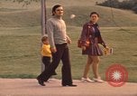Image les visiteurs de se promener dans le Parc olympique Munich Allemagne, 1972, de la seconde 39 séquences d'archives historiques vidéo 65675075653