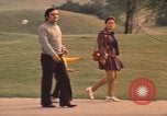 Image les visiteurs de se promener dans le Parc olympique Munich Allemagne, 1972, de la seconde 40 séquences d'archives historiques vidéo 65675075653