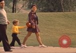 Image les visiteurs de se promener dans le Parc olympique Munich Allemagne, 1972, de la seconde 41 séquences d'archives historiques vidéo 65675075653